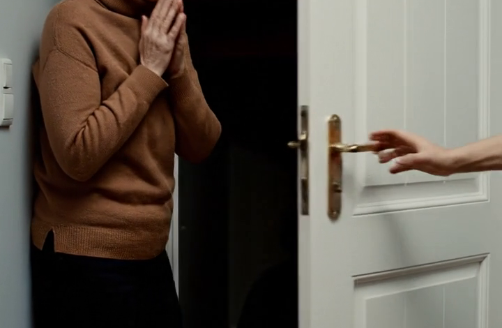 Mijn dochter Rachel had mijn telefoontjes al drie weken niet beantwoord en geen enkel berichtje dat ik stuurde bleef ongelezen. Ik reed met de reservesleutel naar haar huis en probeerde mezelf wijs te maken dat ik gewoon een bezorgde vader was. Het was er stil – té stil. Toen hoorde ik ergens beneden een zacht krassend geluid uit de kelder komen. Ik volgde het geluid naar de deur en verstijfde: er zat een zwaar hangslot op. Ik belde de politie om te laten controleren of alles in orde was, en toen ze het slot verwijderden en de deur voorzichtig openmaakten, hield het krassen op…