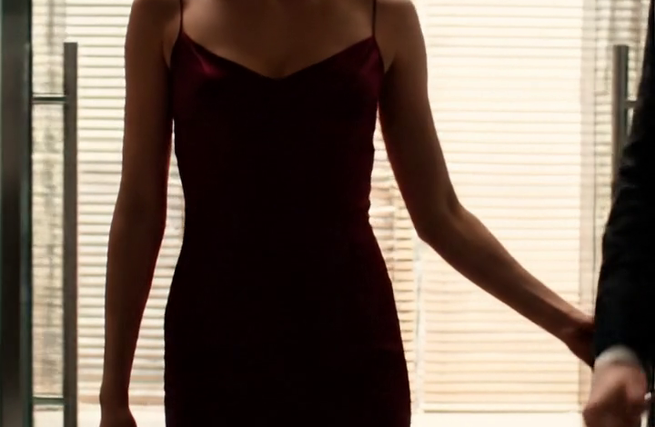 Mijn jongere broer stuurde een berichtje in de groep: “Kom niet naar de barbecue dit weekend. Mijn nieuwe vrouw zegt dat je de hele boel verpest.” Mijn ouders reageerden massaal met likes. Ik antwoordde alleen maar: “Begrepen.” De volgende ochtend, toen mijn broer en zijn vrouw mijn kantoor binnenkwamen en me zagen… gilde ze, want…