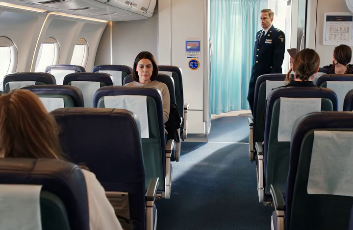 Mijn schoonzus verwisselde mijn zitplaats bij de gate – waarna een hoge generaal door het gangpad liep en zei: “Mevrouw.”