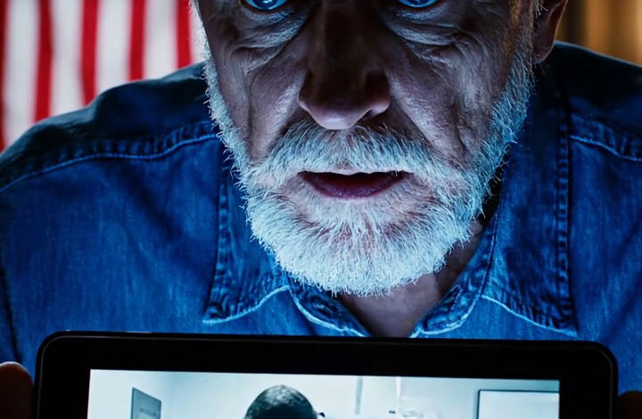 Om 3:47 uur ‘s ochtends detecteerde mijn alarmsysteem beweging in de slaapkamer. Ik dacht dat het een inbreker was, totdat de infraroodcamera het gezicht vastlegde van iemand met handschoenen die door de dossiers op mijn bureau aan het snuffelen was. Het bleek mijn eigen zoon te zijn. Maar het meest angstaanjagende was niet wat hij meenam. Het was het telefoontje dat ik pleegde nadat hij via de achterdeur was ontsnapt.