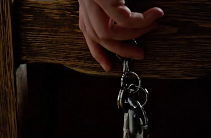 ‘Je zus is je 240.000 dollar schuldig, en jij gaat het betalen,’ zei mijn vader, terwijl de stoofpot nog onaangeroerd stond en mijn moeder haar handen vouwde. Het leek alsof ik speciaal voor de zondagse lunch was uitgenodigd om de last van Kayla’s daden te dragen. Toen ik mijn jas aanhield, naar mijn sleutels greep en zei: ‘Dan doe ik het niet,’ veranderde er iets kleins en definitiefs aan die tafel in Indianapolis.