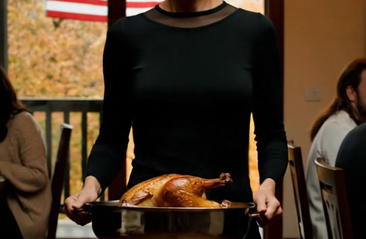 Mijn dochter zei: “Je kunt eten als iedereen zit.” Dus ik liep weg met het gebraden vlees…