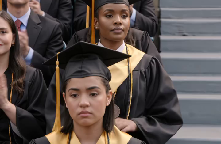 ‘Je bent slim, Francis, maar je bent niet bijzonder. Je levert niets op.’ Dat zei mijn vader, terwijl mijn moeder zwijgend toekeek en mijn tweelingzus elke dollar, elke glimlach, elk plan dat voor haar bedoeld was, in zich opnam. Ik onderging de klap in stilte. Vier jaar later zaten ze op de eerste rij bij haar diploma-uitreiking, totdat het stadion mijn naam riep en zijn camera in zijn hand vastliep.