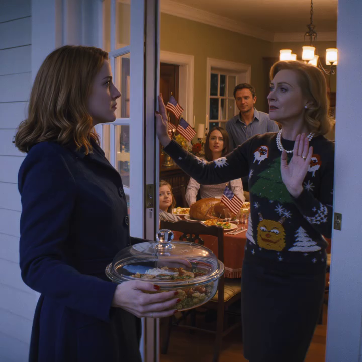 Mijn moeder zei: “Je bent dit jaar niet bij Thanksgiving – de nieuwe man van je zus denkt dat je de sfeer verpest.” Ik zei niets. De volgende ochtend, toen hij op mijn kantoor verscheen en me zag… begon hij te schreeuwen, omdat…