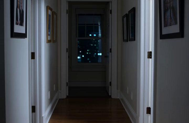 Ik ben bij mijn zoon ingetrokken. Om 3 uur ‘s nachts keek ik even in de badkamer — wat ik zag, bracht me naar een verzorgingstehuis