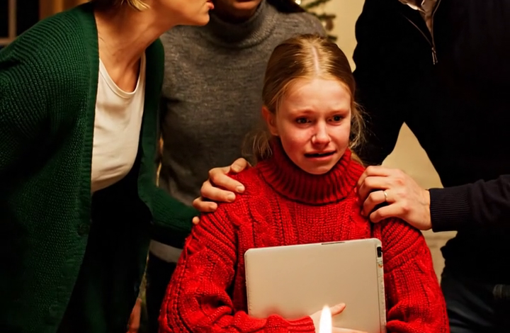 Een momentje… – “Mijn schoonmoeder stond erop dat mijn negenjarige dochter haar neef een MacBook van $1600 zou geven. Ze waarschuwde dat als…