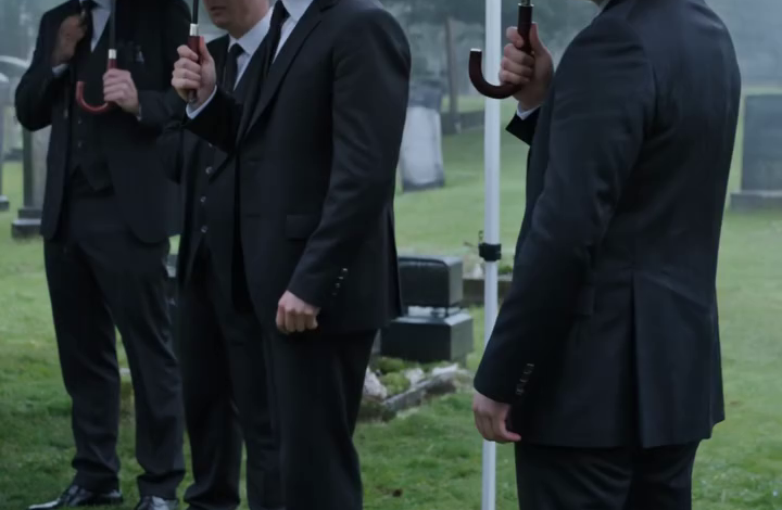 Deel 2: De begraafplaats voelde niet langer aan als een begrafenis op het moment dat de oude vrouw het papier uit de hand van de bruid nam.