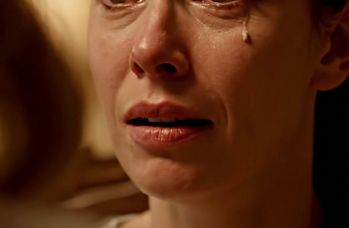 Ik betaalde $1400 om in het huis van mijn ouders in Dayton te wonen, terwijl mijn broers en zussen er gratis verbleven; mijn moeder zei zelfs dat als ik meer in huis zou doen, ze de huur misschien zou verlagen. Toen, tijdens dat zondagse diner, terwijl mijn dochter nog niet eens aan tafel zat, legde ik mijn vork neer en zei één zin die de hele tafel muisstil maakte… en vanaf dat moment begon alles te veranderen.