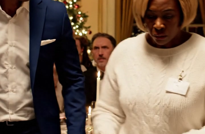 Tijdens het kerstdiner speldde mijn schoondochter een ‘Feestelijke Hulp’-badge op mijn trui en liet geen stoel voor me vrij. Mijn zoon bleef zitten, dus legde ik mijn ring op tafel en liet de stilte de rest doen.