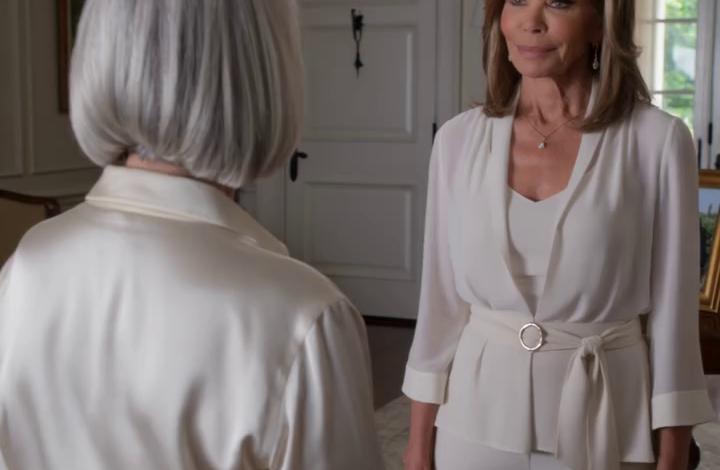 Mijn dochter zei: “Je bent 83 en nog steeds helemaal alleen. Niemand wil met je samenwonen.” Ik knikte zwijgend. De volgende dag trouwde ik met een miljardair die ik een maand eerder op een cruise had ontmoet. Op het moment dat ze de trouwfoto’s zag, veranderde haar gezichtsuitdrukking onmiddellijk.