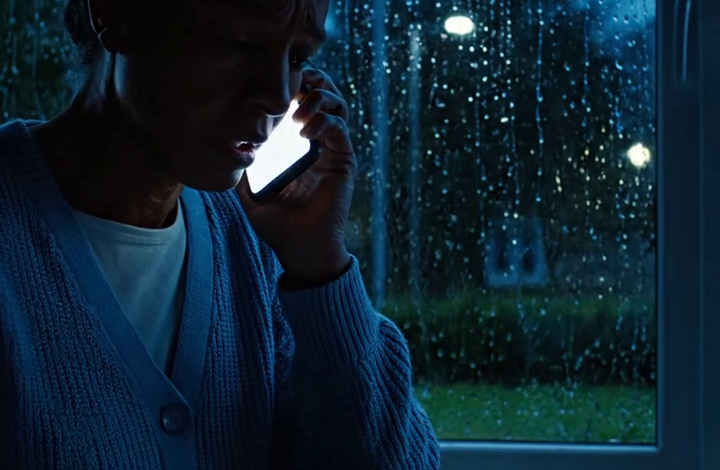 Op mijn 62e keek mijn schoondochter me recht in de ogen en zei: “Je kunt dit jaar beter niet met Kerstmis bij ons zijn.” Na 34 jaar van opoffering, het slopen van mijn spaargeld, mezelf tot uitputting toe werken en stilletjes het leven van mijn zoon draaiende houden, werd ik nog steeds behandeld alsof ik de feestdagen alleen maar ongemakkelijk zou maken. Ik glimlachte, liep naar mijn auto, pleegde één telefoontje – en tegen Nieuwjaar konden ze niet meer stoppen met bellen.