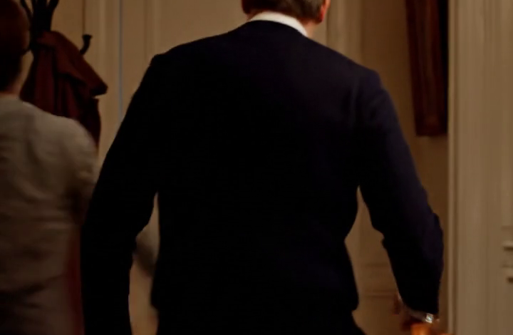 Mijn zoon zat zwijgend toe te kijken terwijl zijn vrouw zei: “Jij bent geen familie. Je bent slechts het chequeboekje dat we tolereren!” Ik antwoordde met zeven woorden en liep weg. Een uur later… 63 gemiste oproepen