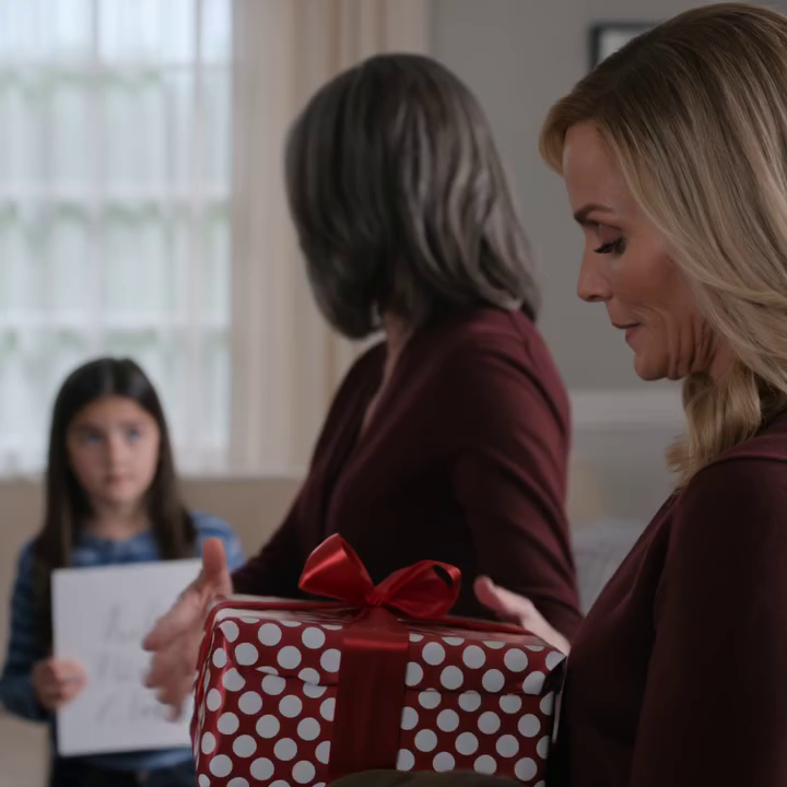 Mijn ouders waren kerstcadeaus aan het uitdelen aan alle kleinkinderen. Toen ze bij mijn dochter aan de beurt waren, zeiden ze: “O, het lijkt erop dat we er eentje vergeten zijn,” en glimlachten terwijl ze haar cadeau aan de zoon van mijn zus gaven “voor de eerlijkheid.” Mijn dochter bleef stil. Mijn ouders glimlachten — totdat ik…
