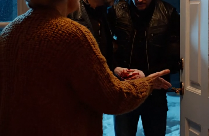 Vijf Hell’s Angels klopten midden in een sneeuwstorm in Ohio aan bij de 72-jarige Irene Wilson. Ze was blut, alleen en een van hen bloedde. Toch liet ze hen binnen. Drie weken later reed een zwarte SUV Maple Terrace op en Irene’s gezicht veranderde op slag toen ze de ogen herkende van de man die uitstapte.