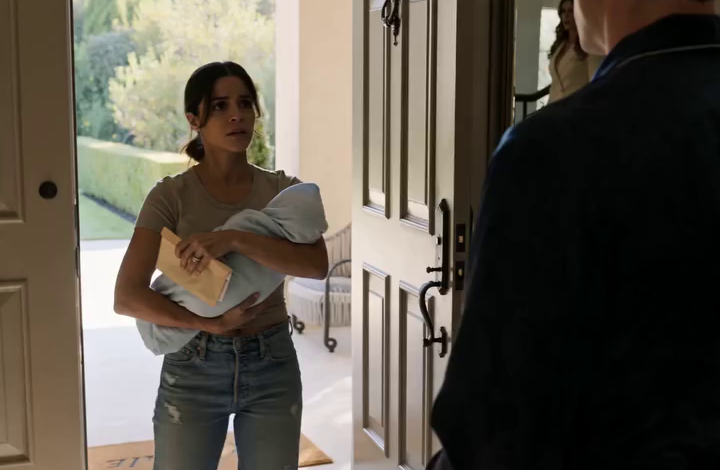 De stem van de huishoudster trilde door de intercom. “Er staat een vrouw met een baby voor de deur. Ze zegt dat het uw kind is.” Alexander Devereaux keek op van een fusiecontract. Zijn verloofde bleef halverwege de trap staan. Toen hief de jonge vrouw op de veranda haar kin op, trok de lichtblauwe deken in haar armen strakker aan en zei: “Mijn zus is drie weken geleden overleden. Dit is uw zoon.” Dat was het moment waarop Alexanders leven in tweeën werd gesplitst. Spotlight8