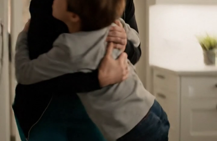 Toen ik om 6 uur ‘s ochtends thuiskwam, lag mijn man nog te slapen met mijn zus in de logeerkamer, terwijl mijn zoon koud en alleen op de keukenvloer lag met zijn knuffelolifant. Ik pakte hem op en ging weg, waarna zijn wereld instortte.