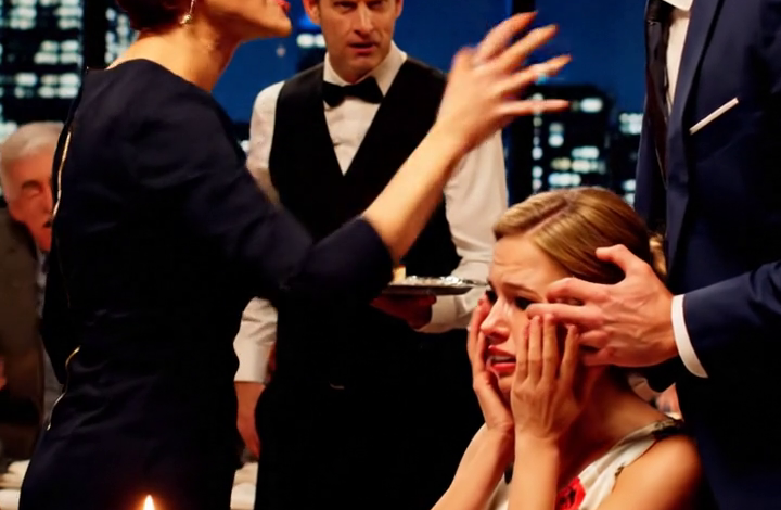 Midden in het restaurant trok mijn schoonzoon aan het haar van mijn dochter, waar iedereen bij was. Zijn vader zei zelfs: “Zo is het! Ze moet een lesje leren.” Mijn dochter barstte in tranen uit. Ik stond op – en vanaf dat moment begon alles te veranderen. Niemand durfde haar ooit nog te minachten.
