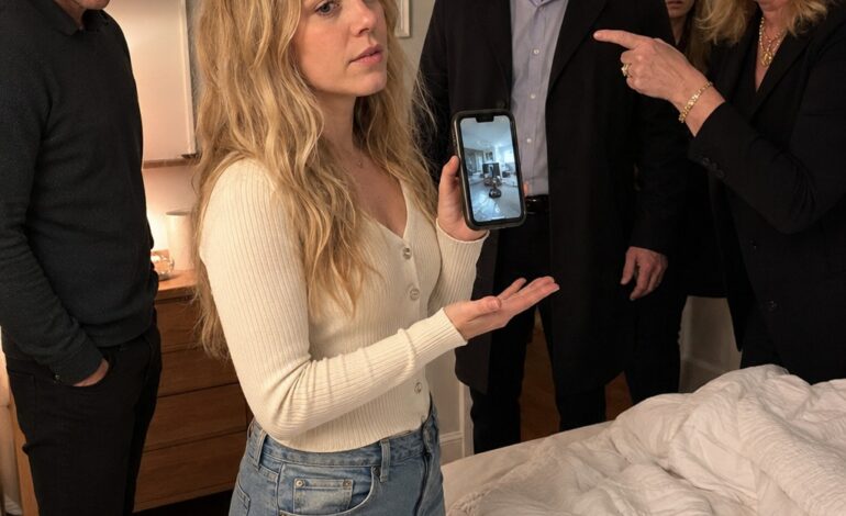 Mijn schoonmoeder deed slaapmiddelen in mijn soep en bracht een vreemde mijn slaapkamer binnen om mijn huwelijk te verwoesten. Maar ze vergat één ding: ik viel niet in slaap, en een verborgen camera had zelfs het geluid van haar leugen opgenomen. Mijn man kwam woedend binnen, met zijn hele familie achter zich aan. Ze huilde en zei: “Ik heb haar met een andere man betrapt.” En ik, met mijn maag nog helemaal leeg van die soep, vroeg alleen maar: “Wil je eerst de video zien?”