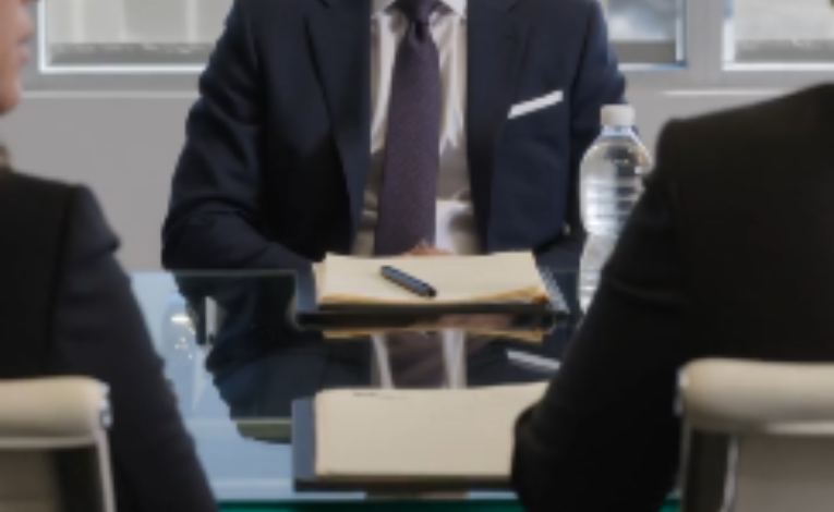 Na 20 jaar heeft de HR-afdeling me naar buiten begeleid en gezegd dat ik mijn bureau voor het einde van de dag moest leegmaken, maar ik vertrok met een glimlach omdat Marcus geen idee had dat de grootste federale deal van het bedrijf nog steeds mijn goedkeuring vereiste — en toen hij probeerde die zelf te ondertekenen, ontdekte de raad van bestuur dat hij de enige persoon die het hele contract bij elkaar hield, had ontslagen. thanhkok51-65 minuten 5/6/2026