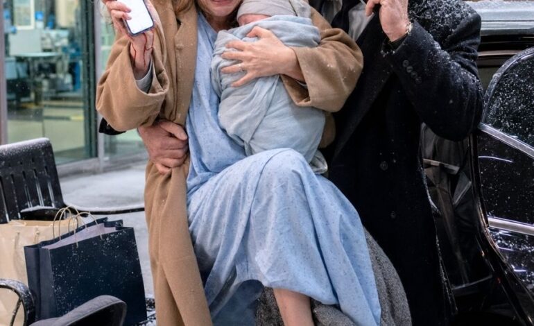 Toen mijn oom uit een luxe auto stapte, trof hij me blootsvoets aan bij de ziekenhuispoort, met mijn pasgeboren baby in mijn armen. Ik liet hem het berichtje van mijn man zien waarin hij me eruit gooide.