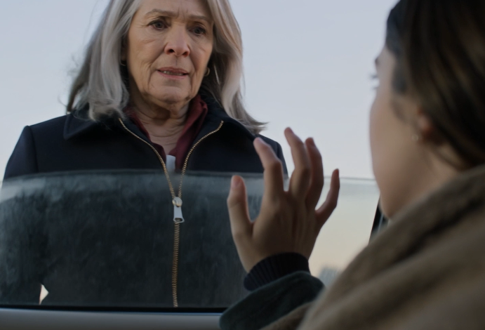 Ich fand meine Adoptivtochter schwanger und schlafend in einem Auto, und als sie weinte: „Ihr wart nie meine richtige Familie“, hätte ich die Geschichte mit dem verschwundenen Geld beinahe geglaubt – bis ich das abgenutzte blaue Skizzenbuch unter ihrem Bett öffnete und mir klar wurde, dass jemand, der mir viel näher stand, irgendwo in meinem eigenen Haus und Familienunternehmen, die ganze Zeit diese Lüge geschrieben hatte.
