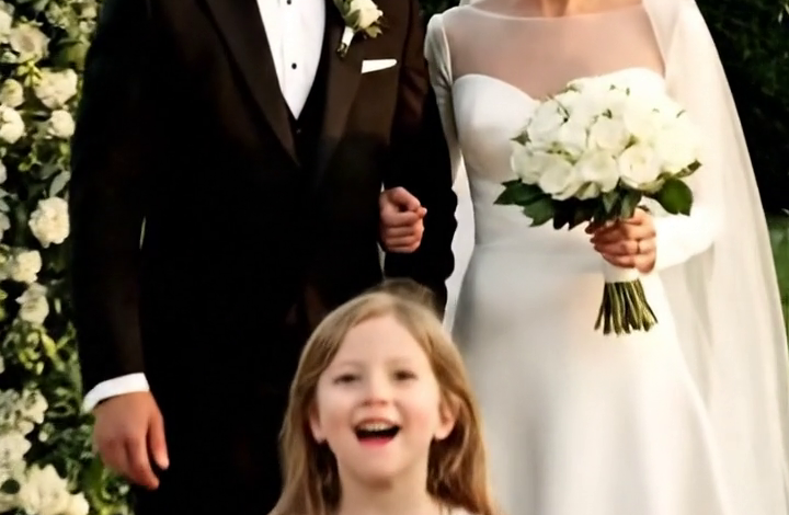 De dochter van mijn verloofde kwam naar onze bruiloft met een vreemd gebreid mutsje op. Ik was eerst verward, maar toen ze het afzette, barstte ik in tranen uit, volledig geschokt door wat ik zag.
