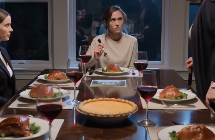 Tijdens het Thanksgiving-diner wees mijn oma naar me en vroeg waarom een bejaard echtpaar in het vakantiehuis van een miljoen dollar woonde dat ze voor me had gekocht.