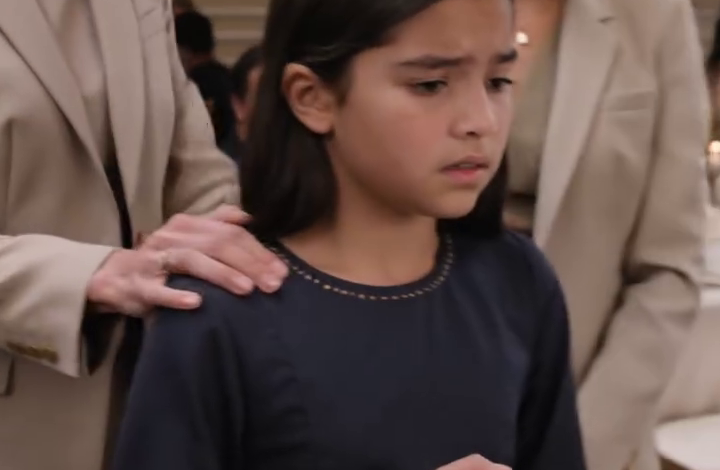 ‘Dit is mijn stinkende nichtje,’ lachte Nicole, terwijl ze Emma’s goedkope jurk en toekomst bespotte. Laurens ouders lachten mee, totdat oma opstond en het stil werd.