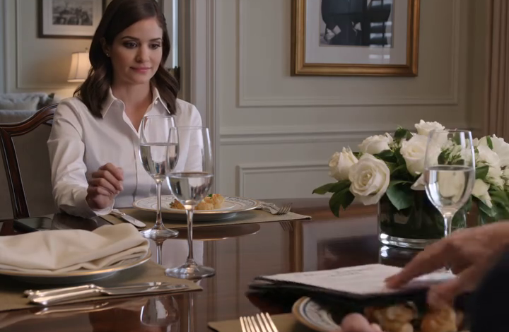 Tijdens het familiediner bood mijn vader me een baan als junior analist aan, twee uur voordat Forbes het imperium onthulde dat ik in stilte had opgebouwd. De hele directiekamer werd muisstil