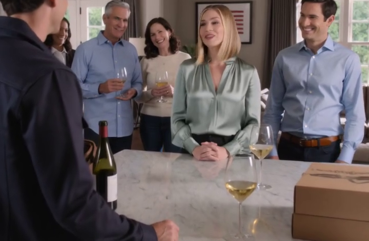 De vriendin van mijn broer glimlachte op hun housewarmingparty en zei: “Denk er niet eens aan om hier te blijven.” Mijn vader zei dat ik het moest laten gaan. Ik zei simpelweg: “Sterker nog, straks vragen jullie of jullie bij mij mogen blijven.” Tegen de ochtend begrepen ze eindelijk waarom mijn naam nog steeds op de eigendomsakte stond.