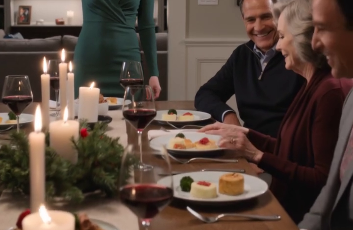 Aan mijn kersttafel stond mijn schoondochter op, hief haar glas en zei luid: “Een daverend applaus voor de vrouw die vandaag al het werk heeft gedaan!” Ze wees naar mijn vrouw. Ik zette mijn vork neer, pakte de hand van mijn vrouw en stond op. Toen ik sprak, werd het in de hele kamer stil. Drie dagen later begrepen ze eindelijk waarom respect nooit als een grap behandeld mag worden.