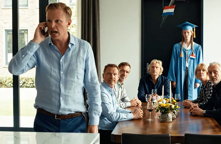Mijn zoon stuurde een sms’je: “Papa, kom niet naar het afscheidsdiner, alleen de familie van Vanessa is welkom,” midden in het huis waar ik 93.000 dollar in had geïnvesteerd om het te renoveren, na vier jaar lang het collegegeld en de huur van mijn kleinzoon te hebben betaald. Ik heb niet gediscussieerd, niet gesmeekt, alleen alle automatische overboekingen stopgezet, mijn advocaat gebeld om het huis in Birchwood te koop te zetten en de eerste krant om 8:45 uur laten aankloppen.