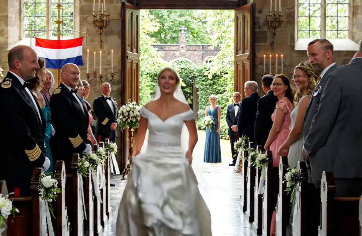 Toen een gast fluisterde: “Zeg me alsjeblieft niet dat je hem hebt uitgenodigd,” pakte de bruid haar jurk bij elkaar en rende rechtstreeks naar de kerkdeuren. Daarop stapten twaalf mariniers in hun gala-uniform naar binnen en veranderden een zaal vol oordelen in een zo zware stilte dat niemand kon negeren wat er al die tijd al voor hun neus had gestaan.