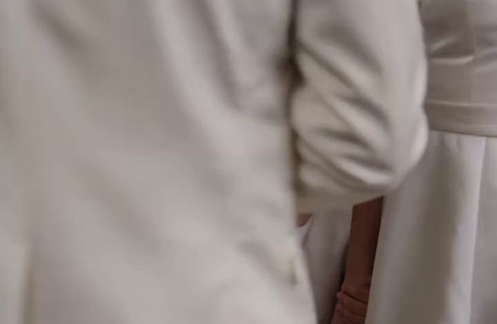 Op mijn bruiloft glimlachten mijn nieuwe schoonouders naar de 107 gasten, om vervolgens tegen mijn 6-jarige dochter te zeggen: “Jij bent geen dochter, jij bent mama’s spijt.” Ik stond op het punt de pijn te verteren, totdat mijn man de microfoon pakte, zijn ouders aankeek en één zin uitsprak die de hele zaal tegen hen keerde en eindelijk blootlegde wat ze al die tijd achter hun beleefde glimlachen hadden verborgen sinds de dag dat ik met een kind in hun gezin kwam.