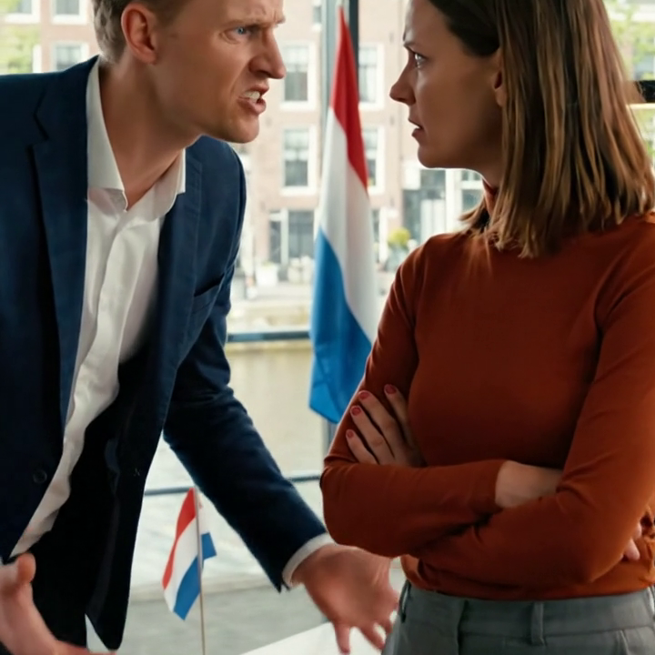 Mijn vader stelde me aan de toekomstige schoonouders van mijn zus voor als ‘de dienstmeid’. Hij zei het met een glimlach, alsof het de normaalste zaak van de wereld was. Toen keek de moeder van de bruidegom me een seconde te lang aan, en de hele sfeer in de kamer veranderde.