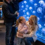 „Meine Kinder sind mir nicht wichtig genug“, sagte meine Schwester – also blieb ich zu Hause. Doch im Aquarium flüsterte meine Sechsjährige: „Ist Emilys Party heute?“ und fing an zu weinen. Eine Stunde später zeigte mir mein Mann sein Handy: 15 verpasste Anrufe … und eine E-Mail-Kette, die mir das Blut in den Adern gefrieren ließ. Der lebensverändernde Deal meines Schwagers? Tot – vom Vorsitzenden wegen „Familienwerten“ ermordet. Dann rief meine Schwester an und schrie … Und da begriff sie, mit wem sie sich angelegt hatte.