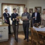 Meine Familie stimmte für den Verkauf des Bauernhauses meiner Oma für 2,8 Millionen Dollar, mein Bruder ließ Bauunternehmer in der Küche Champagner trinken, und mein Vater lächelte: „Die Mehrheit entscheidet“ – dann öffnete ich einen Umschlag, und dem Investor verschwand das Lächeln.