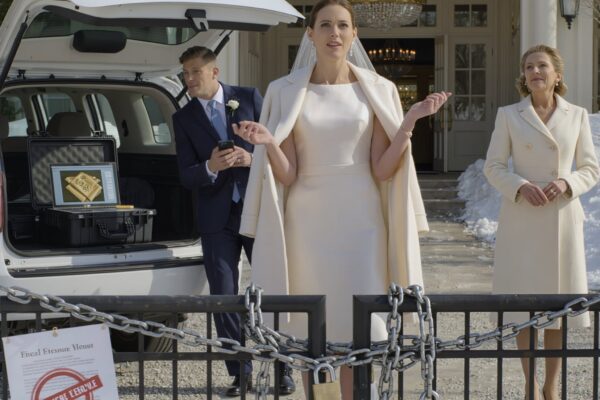 Ich kam in einem Seidenkleid an meiner Hochzeitslocation an und fand ein verschlossenes Tor, einen gekündigten Vertrag und eine fehlende Anzahlung von 15.000 Dollar vor. Meine zukünftige Schwiegermutter dachte wohl, ich würde weinen und in ihren Country Club flüchten, aber sie hatte vergessen, dass ich die Frau bin, die beruflich Militärkonvois plant.