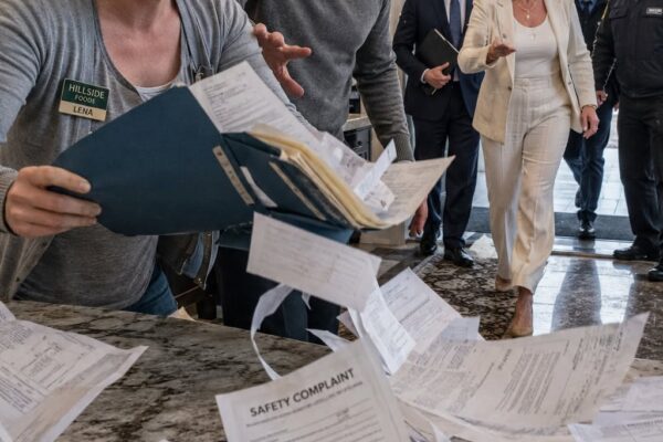 Als der Milliardär Elliot Hayes seine Haushälterin Lena in der Küche seiner Villa weinen hörte, weil sie vierzig Dollar für Babynahrung brauchte, folgte er den Zahlen zu ihrer eiskalten Wohnung und fand die Wahrheit heraus, die seine Familie jahrelang verdrängt hatte. Doch bevor er begreifen konnte, warum eine hungernde Witwe in seinem Haus arbeitete, erschien seine Mutter mit dem Firmenanwalt und zwei Sicherheitsleuten, um sie zum Schweigen zu bringen. Lena öffnete daraufhin einen abgenutzten blauen Ordner mit Sicherheitsbeschwerden, manipulierten Berichten und dem vergessenen Namen des Ehemanns, den Hayes Development für seinen eigenen Tod verantwortlich gemacht hatte…