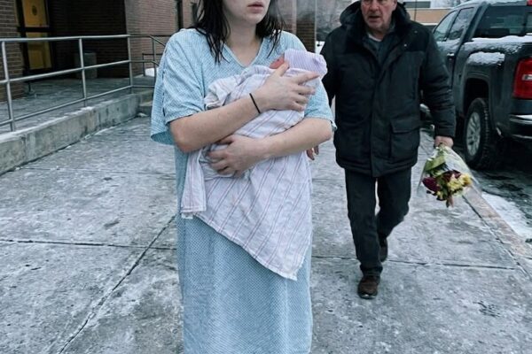 De baby was pas twee dagen oud toen ik hem buiten het ziekenhuis tegen de borst van zijn moeder aantrof, beiden rillend van de kou die de wereld harteloos doet lijken.