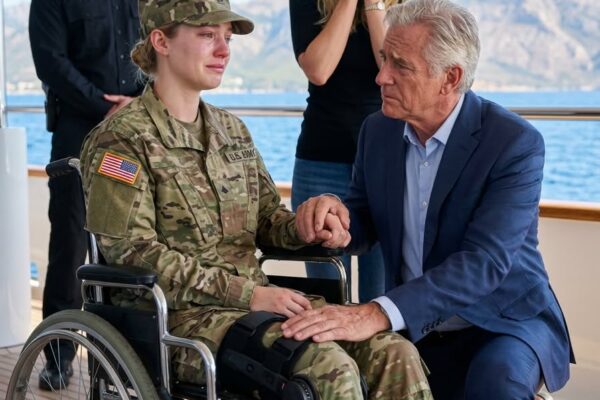 Mein Vater sah meinen Rollstuhl an, nahm einen Schluck Bier und schickte mich zum Veteranenamt, weil er in dem Haus, das ich heimlich für ihn abbezahlt hatte, „keinen Platz für Behinderte“ habe. Drei Tage später, während er eine Party feierte, weil die Hypothek endlich weg war, meldete sich die Bank über Lautsprecher und verkündete die Wahrheit: Ich war die neue Eigentümerin, und er hatte eine Stunde Zeit, auszuziehen.