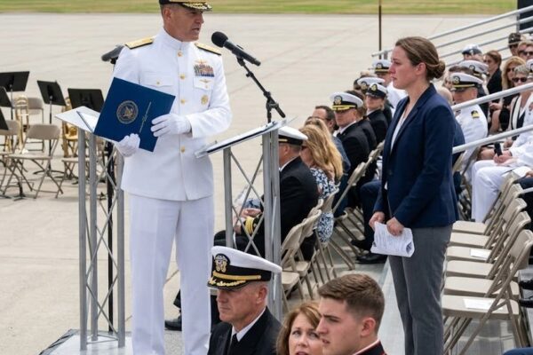Tijdens de Navy SEAL-ceremonie van mijn broer zei mijn moeder dat ik van hem moest leren – waarna de schout-bij-nacht de hele menigte stilzette en mijn echte titel hardop uitsprak.