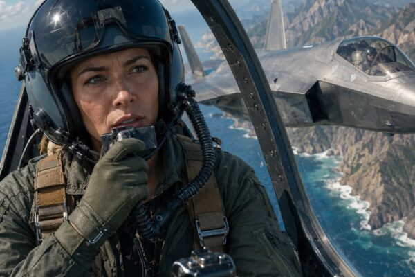 Drei F-22-Piloten verspotteten einen alternden Ziviljet, der in die Nähe eines gesperrten Luftraums geriet – dann nannte die Frau im Inneren ein einziges Rufzeichen, und alle Stimmen auf der Frequenz verstummten.