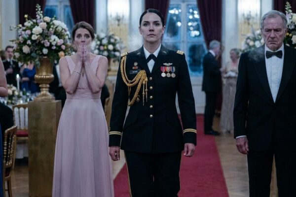 Sie sagten, man könne mir nicht trauen. Nach 17 Dienstjahren erschien ich in Paradeuniform zur Hochzeit meines Bruders. Als sein Kommandant vortrat und mich förmlich mit „Oberst“ ansprach, herrschte im Saal absolute Stille. Meine Eltern konnten kaum atmen.