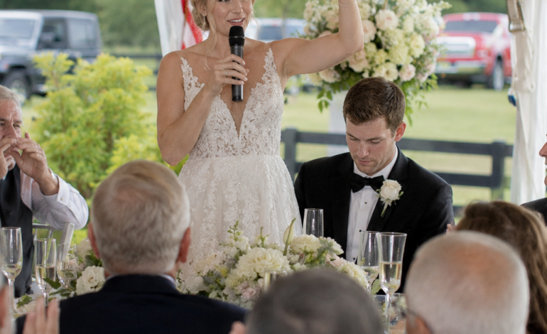 Auf der Hochzeit meines Sohnes hob Madison ihr Glas und sagte: „Nach den Flitterwochen ziehen wir auf die Ranch.“ Dreihundert Gäste klatschten, während mein Sohn in seinen Champagner starrte, als wäre das Land meines verstorbenen Mannes bereits in andere Hände übergegangen. Ich ging hinaus, rief beim Standesamt an, und noch bevor die Hochzeitstorte angeschnitten war, war das Lächeln der Braut verschwunden.