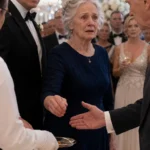 Sie griff bei der Hochzeit ihres Enkels nach einem Teller Lachs, woraufhin ihr eigener Sohn den Kellner vor 200 Gästen anhielt: „Sie sind nicht zur Familie. Bedienen Sie sie nicht.“