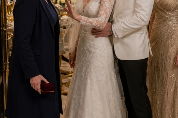 Sie bezahlte die Hochzeit. Dann sagte sie die Braut ab.