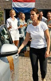 Meine Mutter schickte mich fort, weil ich nicht so klug war wie meine Zwillingsschwester. Dann traf ich die kaltblütigen Wölfe, die blieben.