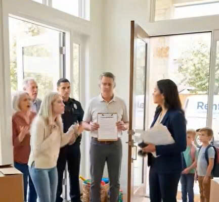 Mijn ouders zetten me het huis uit dat ik net had gekocht, omdat ze zeiden dat mijn zus en haar kinderen het harder nodig hadden. Ik schreeuwde niet, vocht niet en smeekte niet om mijn sleutels terug – ik stapte gewoon opzij en begon plannen te maken. Een week nadat mijn zus was ingetrokken, zag ze een man in huis en viel flauw, omdat ze eindelijk besefte wat ik had gedaan…