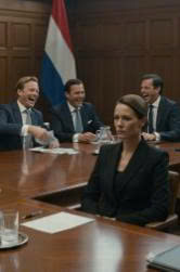 Bei der Testamentseröffnung lachten alle, als der Anwalt uns Schecks über 5 Millionen Dollar überreichte… aber am nächsten Morgen sah der Bankmanager meinen Scheck an und wurde kreidebleich.